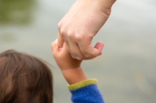 Le Conseil des Etats s'est prononcé contre un allégement des procédures pour la garde de l'enfant pour les parents non mariés. (Photo symbolique)